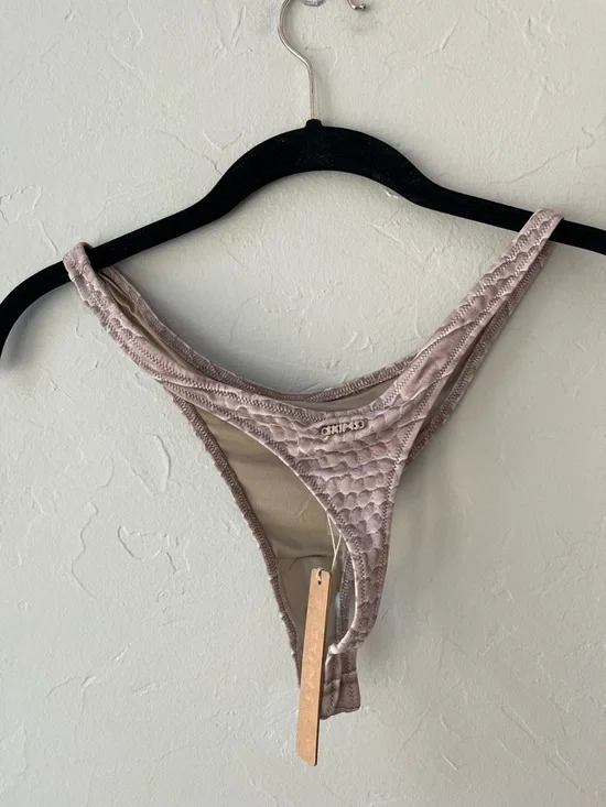 SKIMS SIGNATURE SWIM THONG BIKINI BOTTOM DUNE CROCODILE PRINT L - Picture 5 of 5